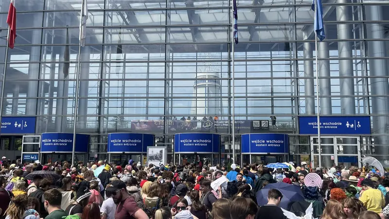 Pyrkon 2026 13 - Crowd waiting to enter.jpg